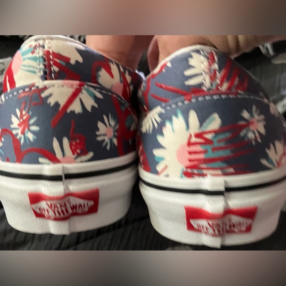 VANS Skaterboard Shoes Women’s sz 9 Slip-on Flowers +VANS graffiti-on-gray NEW - Picture 2 of 12